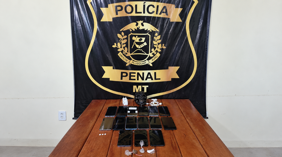 Imagem: Exposicao de Apreensoes Policiais MT Operação na Mata Grande encontra celulares e porções de drogas em duas alas Imagem: Exposicao de Apreensoes Policiais MT Operação na Mata Grande encontra celulares e porções de drogas em duas alas