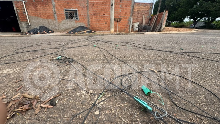 Caminhão arrasta fiação de telefonia em Rondonópolis, MT