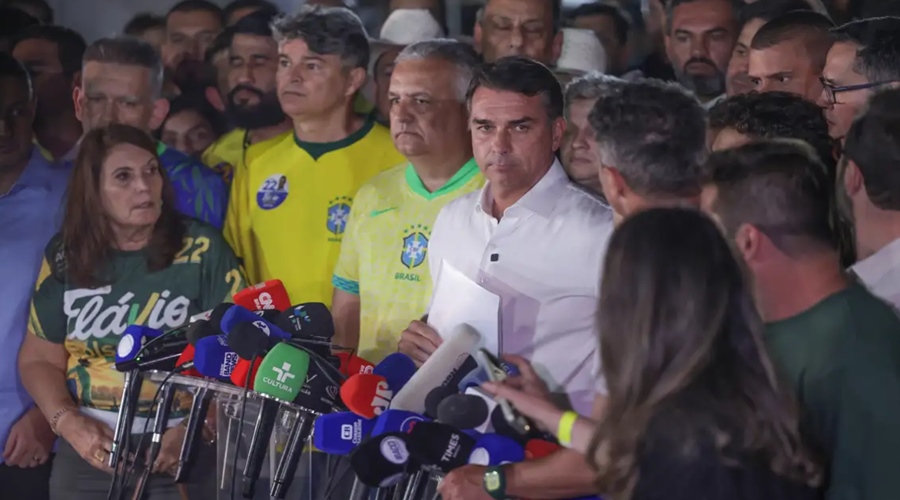 Imagem: Flavio Bolsonaro Coletiva derrota eleicoes Flávio Bolsonaro reage a decisão de Moraes e promete não se calar diante do STF