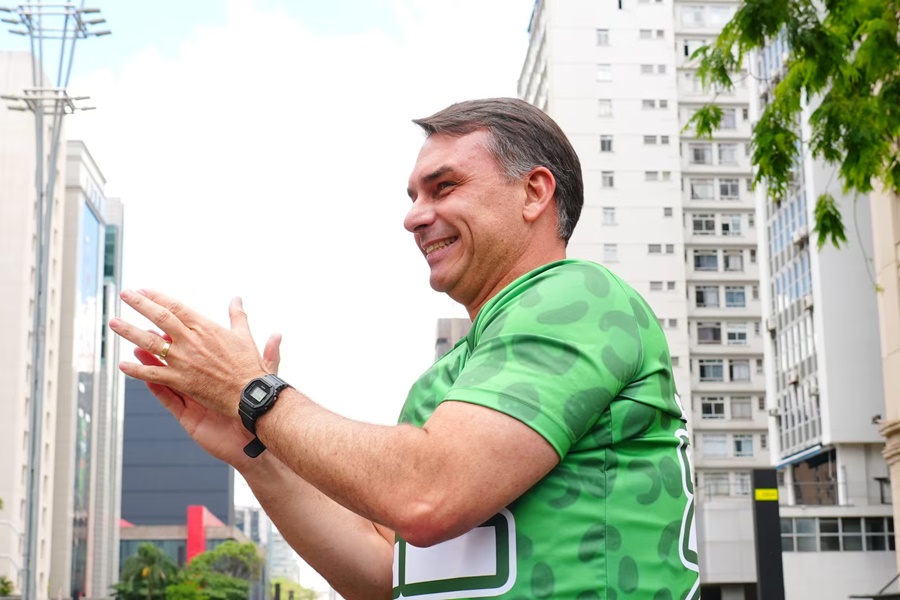 Imagem: Flavio Bolsonaro Flávio chega à última semana da campanha em vantagem e intensifica disputa na reta final Imagem: Flavio Bolsonaro Flávio chega à última semana da campanha em vantagem e intensifica disputa na reta final