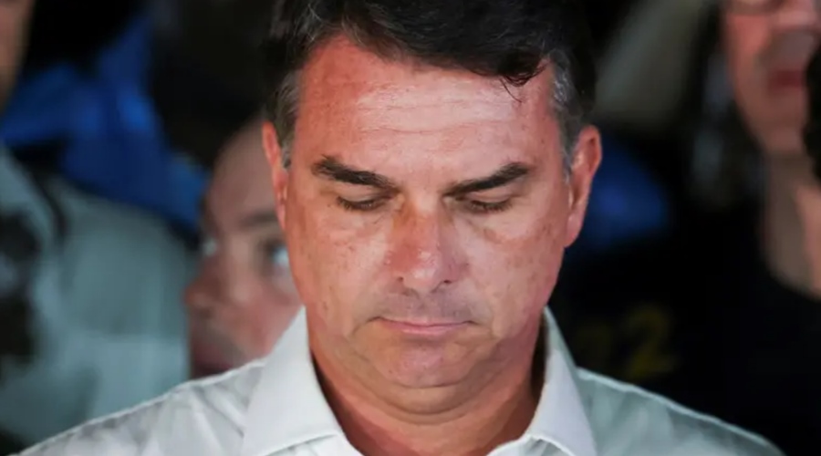 Atualização: Integrante de campanha confirma que Flávio Bolsonaro está nos Estados Unidos