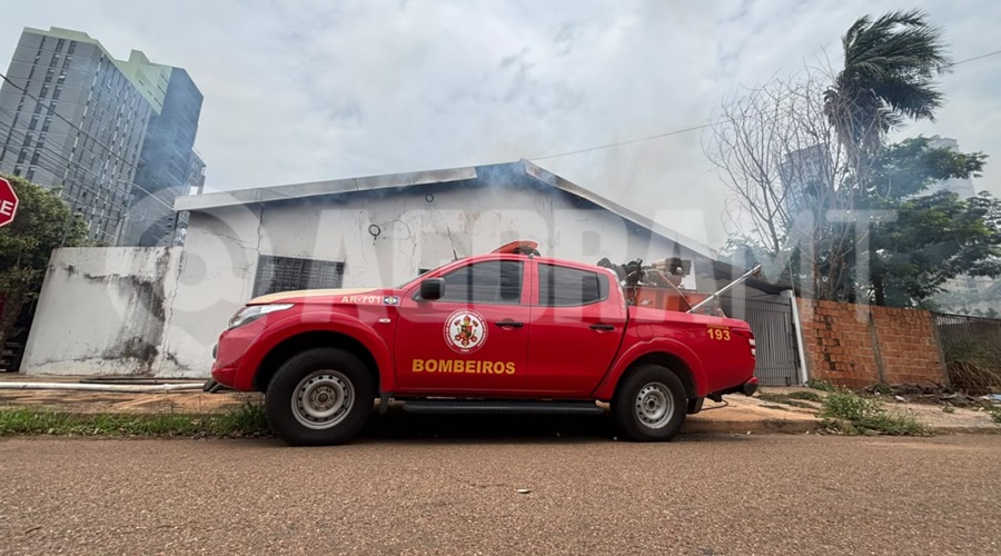 Incêndio destrói residência e atinge imóveis no Jardim Rondônia, em Rondonópolis