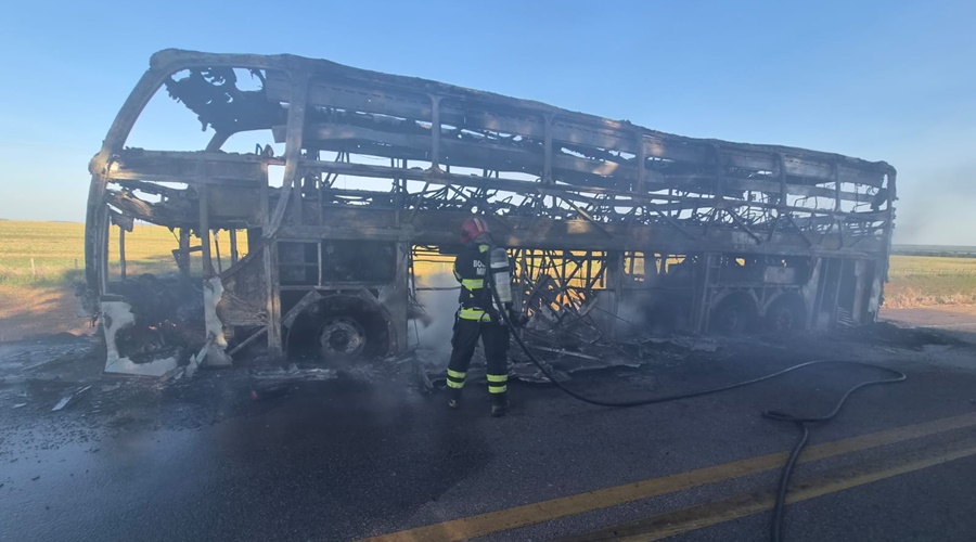 Imagem: INCENDIO ONIBUS Ônibus de viagem pega fogo na BR-070 durante trajeto do Maranhão para Sinop Imagem: INCENDIO ONIBUS Ônibus de viagem pega fogo na BR-070 durante trajeto do Maranhão para Sinop