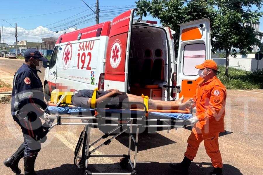 Imagem: Motociclista sendo socorrido por equipe do Samu Motociclista fica ferido após colisão entre moto e SUV no Jardim Belo Panorama em Rondonópolis