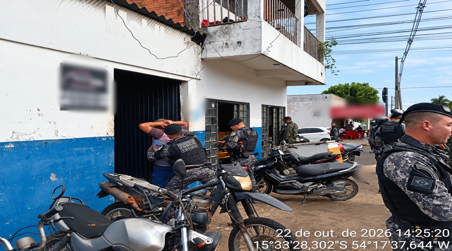 Imagem: Operacao policial em frente a oficina Fiscalização em oficina encontra quatro cães e levanta suspeita de maus-tratos em Primavera do Leste Imagem: Operacao policial em frente a oficina Fiscalização em oficina encontra quatro cães e levanta suspeita de maus-tratos em Primavera do Leste