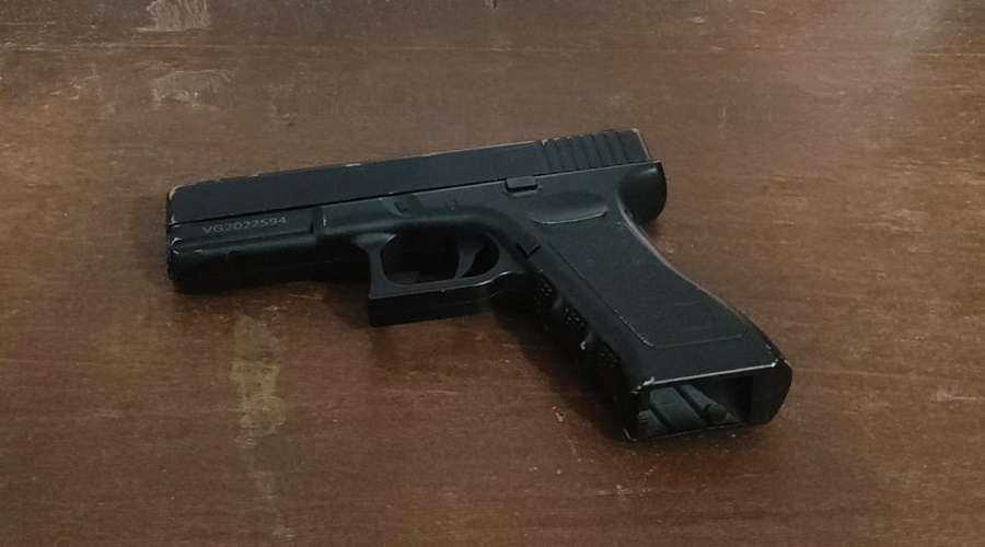 Imagem: PISTOLA Suspeito é preso após agredir e ameaçar vítima com arma falsa no Conjunto São José Imagem: PISTOLA Suspeito é preso após agredir e ameaçar vítima com arma falsa no Conjunto São José