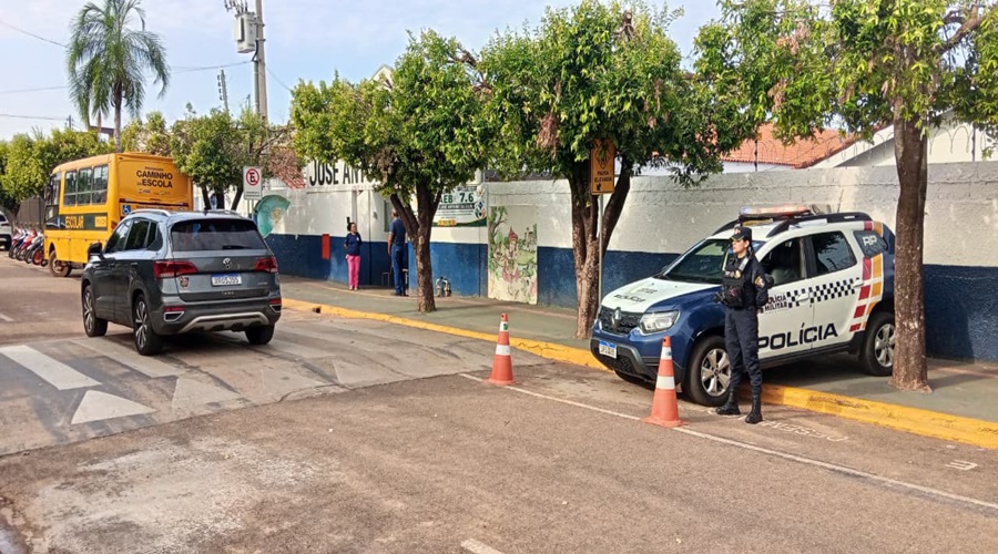 Imagem: PM na Escola M. Jose Antonio da Silva Vila Cardoso Programa Escola Segura da Polícia Militar intensifica ações de prevenção nas unidades de ensino de Rondonópolis
