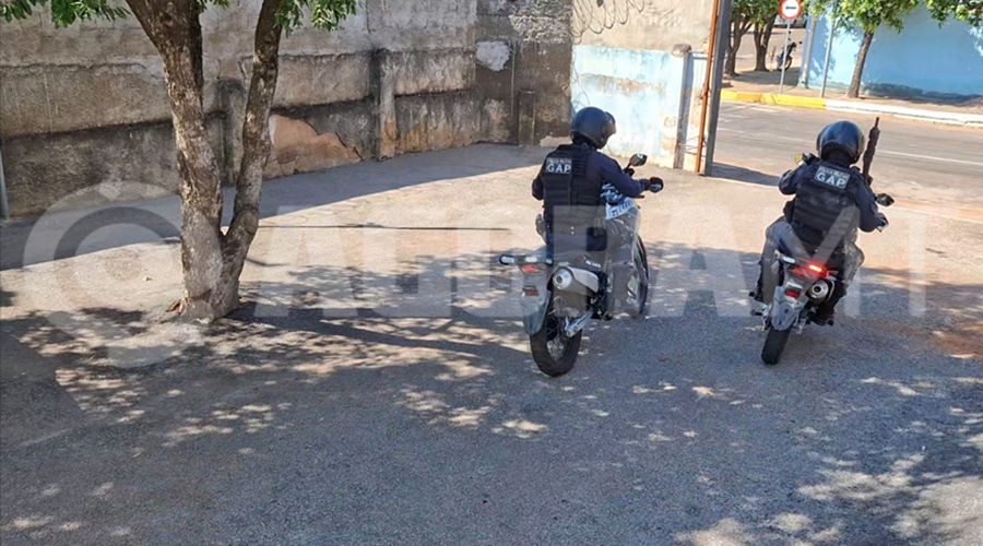 Imagem: Policiais GAP Moto Adolescente de 17 anos é apreendido após denúncia de estupro de vulnerável em Rondonópolis