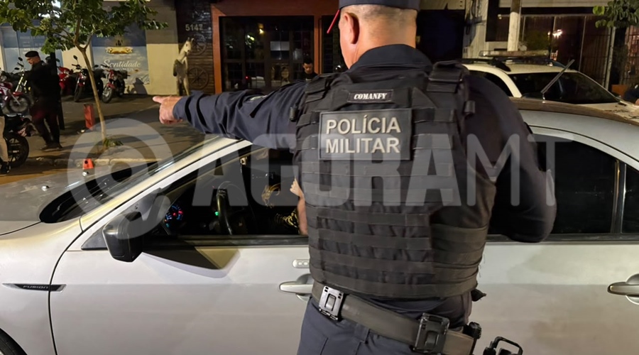 Imagem: Policial dando ordem Polícia Militar reforça policiamento com operações Centro Seguro e Força Total em Rondonópolis Imagem: Policial dando ordem Polícia Militar reforça policiamento com operações Centro Seguro e Força Total em Rondonópolis