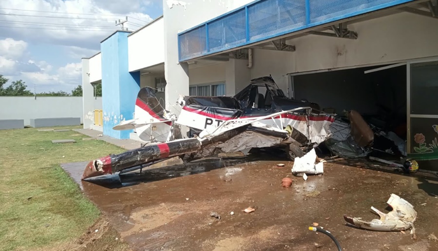 Imagem: Queda de aviao em creche Avião de pequeno porte cai após decolagem próximo a creche e deixa piloto ferido em Campo Verde Imagem: Queda de aviao em creche Avião de pequeno porte cai após decolagem próximo a creche e deixa piloto ferido em Campo Verde