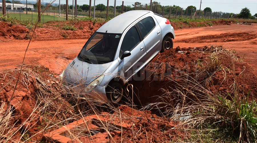 Imagem: Veiculo cai em Buraco no Bairro Celina Bezerra 01 Carro é encontrado dentro de vala de drenagem na região da Celina Bezerra em Rondonópolis