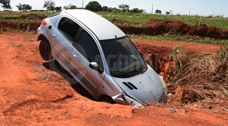 Imagem: Veiculo cai em Buraco no Bairro Celina Bezerra 02 Carro é encontrado dentro de vala de drenagem na região da Celina Bezerra em Rondonópolis