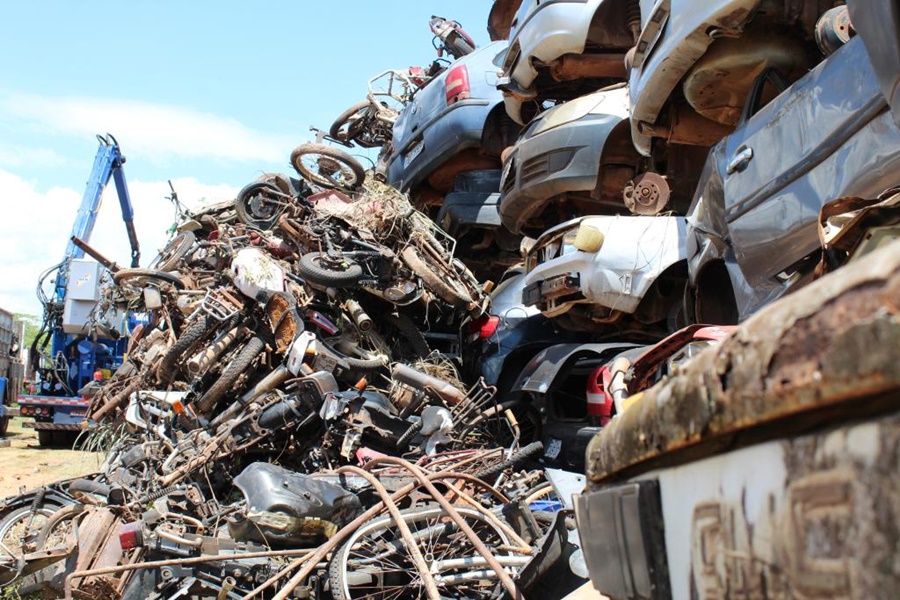 Imagem: Veiculos sem condicao de uso amontoados Detran-MT prevê enviar 7,4 mil veículos para reciclagem até dezembro e liberar espaço nos pátios Imagem: Veiculos sem condicao de uso amontoados Detran-MT prevê enviar 7,4 mil veículos para reciclagem até dezembro e liberar espaço nos pátios