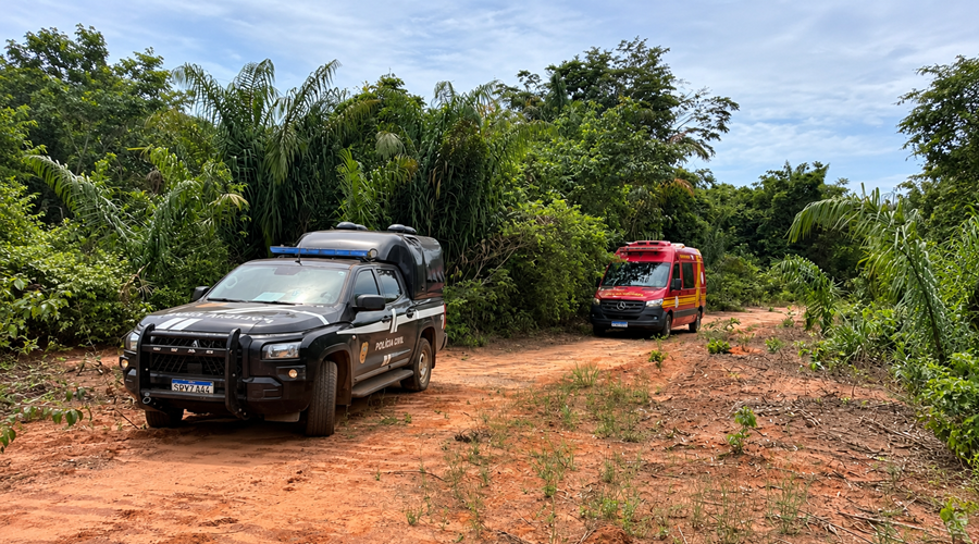 Imagem: Viaturas Policiais em Estrada Tropical Corpo é encontrado enterrado em cova rasa e pode ser de trabalhador desaparecido há quase sete meses