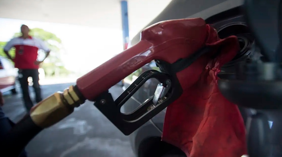 Imagem: bomba abastecendo ICMS sobre combustíveis terá aumento a partir de fevereiro de 2027; veja novos valores