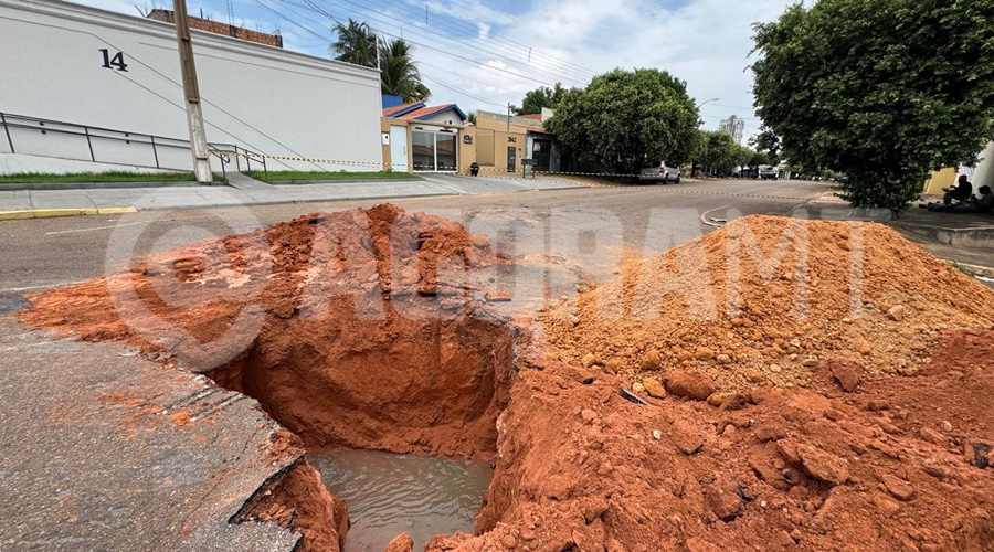 Imagem: cano vazando vila aurora Vazamento em rede de esgoto provoca afundamento de pista e interdição na Vila Aurora II Imagem: cano vazando vila aurora Vazamento em rede de esgoto provoca afundamento de pista e interdição na Vila Aurora II