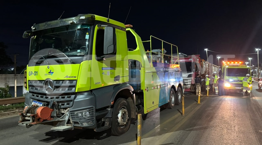 Imagem: carreta scania vermelha Motorista perde controle de Uno e provoca colisão com veículos de carga na BR-364 em Rondonópolis