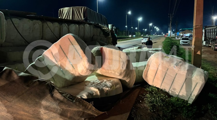 Imagem: carreta tombada 2 Carreta bitrem com 48 toneladas de algodão tomba após manobra para desviar de carro na BR-364