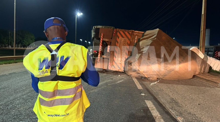 Imagem: carreta tombada 3 Carreta bitrem com 48 toneladas de algodão tomba após manobra para desviar de carro na BR-364