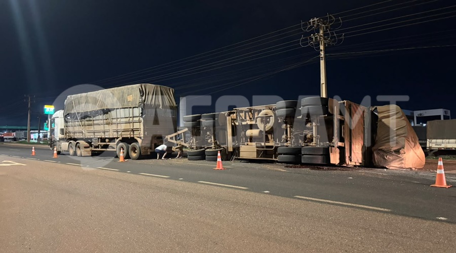 Imagem: carreta tombada Carreta bitrem com 48 toneladas de algodão tomba após manobra para desviar de carro na BR-364