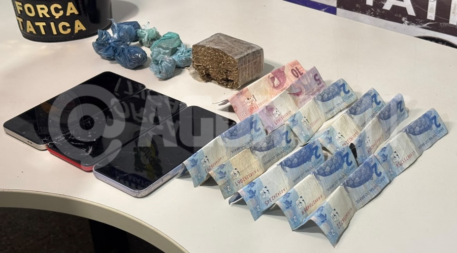 Imagem: dinheiro droga e celulares Denúncia de tráfico leva PM a apreender maconha e deter mulher no Jardim Tancredo Neves