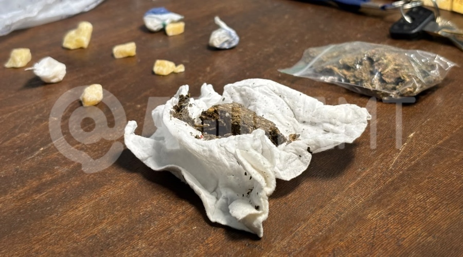 Imagem: droga apreendida 1 Casal é detido com drogas e motocicleta usada para entregas no Jardim Brasília Imagem: droga apreendida 1 Casal é detido com drogas e motocicleta usada para entregas no Jardim Brasília