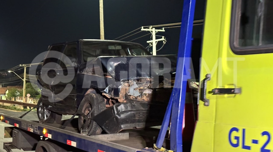 Pane em carreta causa acidente com três veículos na BR-364 em Rondonópolis