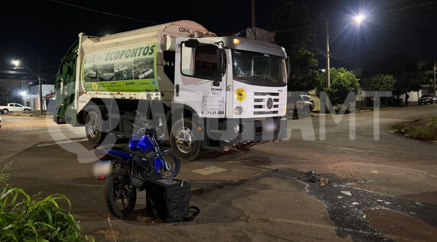 Imagem: moto e caminhao da seger Entregador fica ferido após bater moto contra caminhão de coleta municipal no Jardim Belo Horizonte