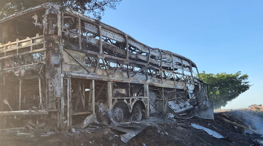 Ônibus de viagem pega fogo na BR-070 durante trajeto do Maranhão para Sinop