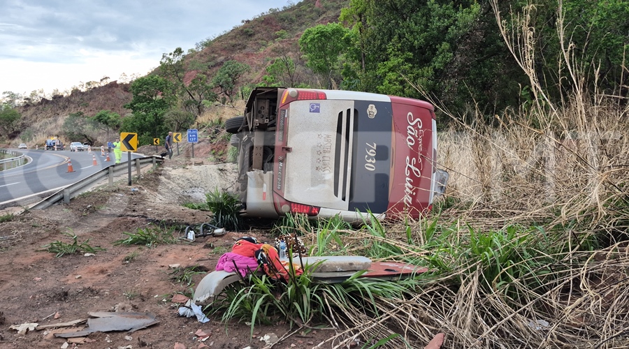 Ônibus que partiu de Sinop tomba na BR-364 em Mato Grosso