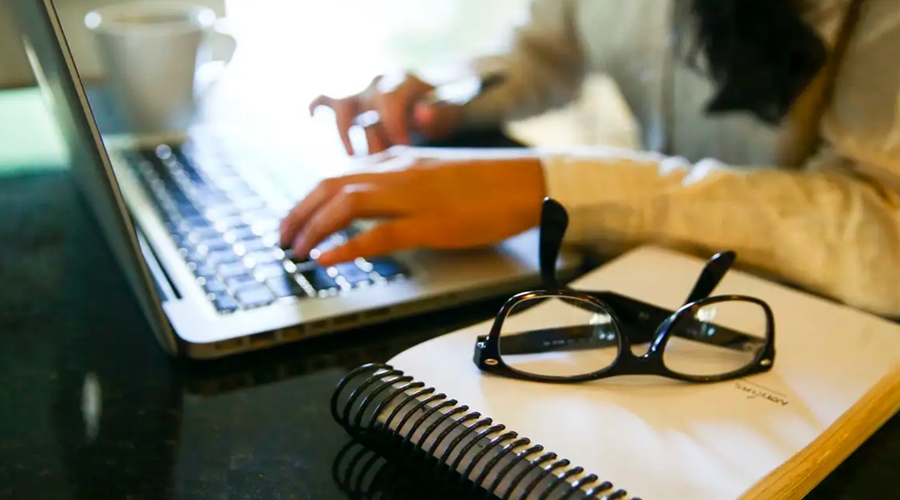Imagem: pessoa estudando Professores podem fazer cursos gratuitos sobre inteligência artificial e ferramentas digitais Imagem: pessoa estudando Professores podem fazer cursos gratuitos sobre inteligência artificial e ferramentas digitais