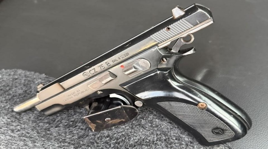 Imagem: pistola do crime Suspeito de matar policial civil é preso escondido em mata a 170 km de Campo Novo do Parecis