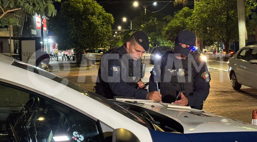 Imagem: policiais autuando Polícia Militar reforça policiamento com operações Centro Seguro e Força Total em Rondonópolis Imagem: policiais autuando Polícia Militar reforça policiamento com operações Centro Seguro e Força Total em Rondonópolis