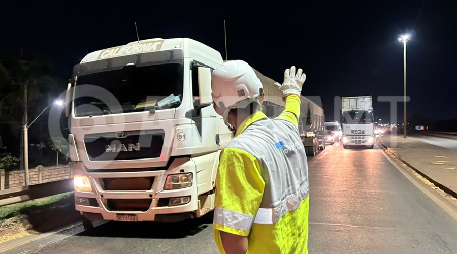 Imagem: transito meia pista nova rota Motorista perde controle de Uno e provoca colisão com veículos de carga na BR-364 em Rondonópolis